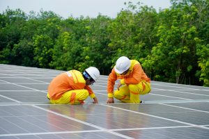 hombres trabajando en paneles fotovoltaicos