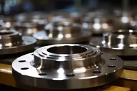 Bridas y elementos de fijación de acero personalizados en fábrica.